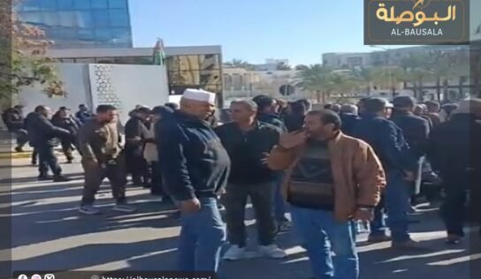 متضررون من حروب عين زارة يعتصمون أمام مقر حكومة “الدبيبة” ويغلقون “طريق السكة”