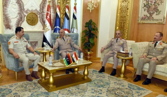 مصدر لـ«البوصلة»: صدام حفتر يلتقي قيادات عسكرية مصرية ويوقّع اتفاقية تعاون