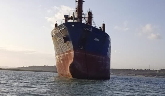 مصلحة الموانئ تحذّر من مخاطر محتملة عقب غرق سفينة قبالة سواحل ليبيا