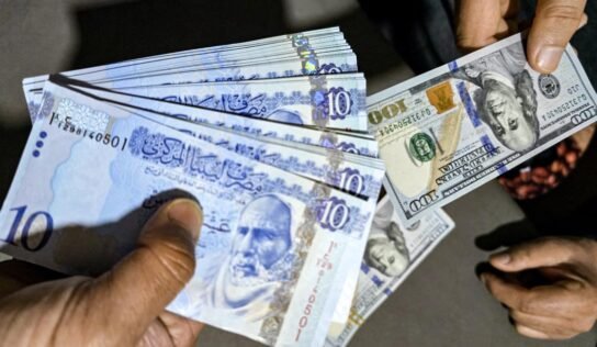 ارتفاع طفيف للدولار والذهب يواصل مكاسبه