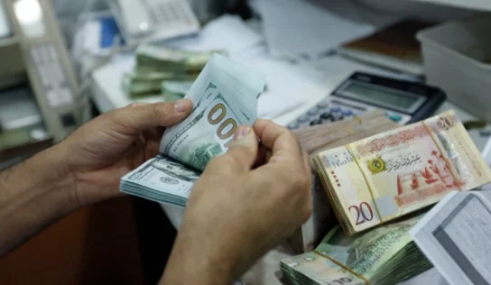 الدولار يواصل استقراره والذهب يسجل مستويات قياسية عالمياً