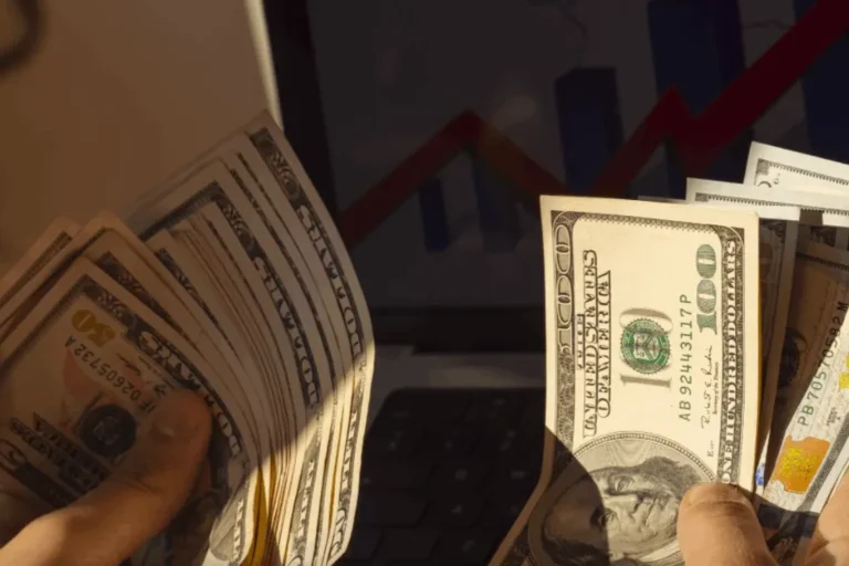 في قفزة جديدة.. الدولار يلامس الـ 10 دنانير