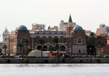 استمرار التخبط والارتباك.. “المركزي” يلزم شركات الصرافة بفتح حسابات في ثلاثة بنوك