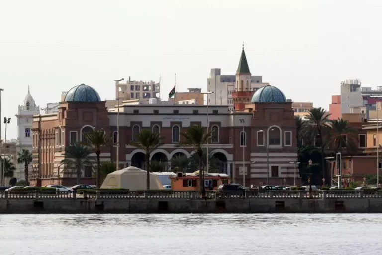 استمرار التخبط والارتباك.. “المركزي” يلزم شركات الصرافة بفتح حسابات في ثلاثة بنوك