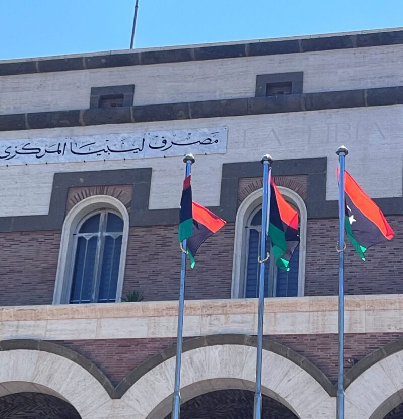 كيف سيستقر سعر الدولار مع وجود 5 أسعار متداولة بسبب سياسات المركزي؟