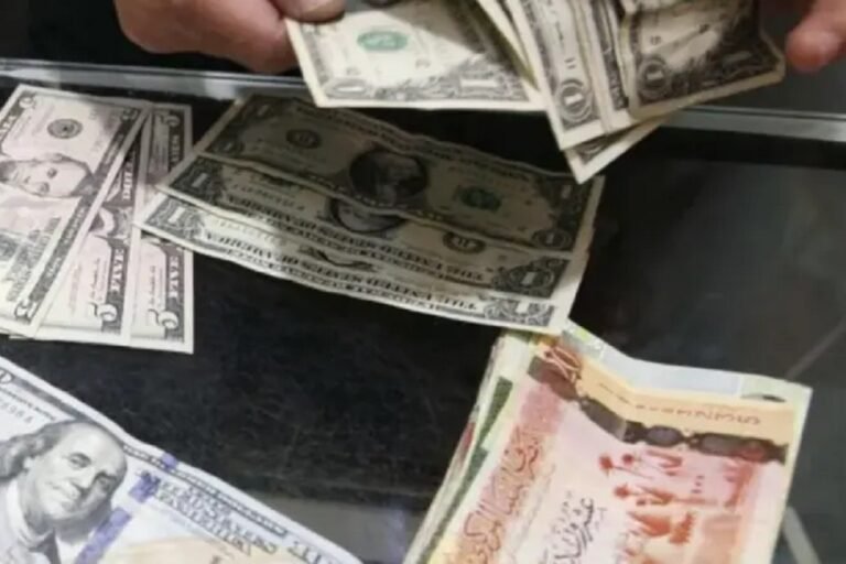 الدولار يتقدم والذهب يلامس مستويات مرتفعة