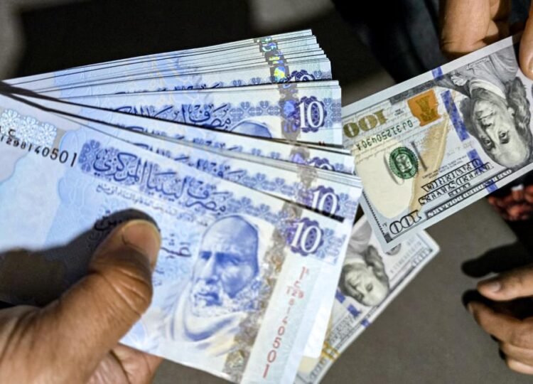 الدولار والذهب يحافظان على مستوياتهما دون تقلبات حادة