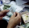 تدخل في دائرة الربا.. تحذيرات من شراء الدولار عبر بطاقة الأغراض الشخصية