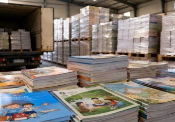 الكتاب المدرسي يصل المخازن.. التعليم تعلن اكتمال التوزيع