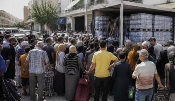 أزمة المياه المعبأة تتفاقم في تونس.. طوابير أمام نقاط التوزيع وشحّ في الأسواق