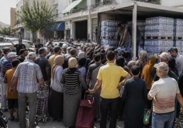 أزمة المياه المعبأة تتفاقم في تونس.. طوابير أمام نقاط التوزيع وشحّ في الأسواق