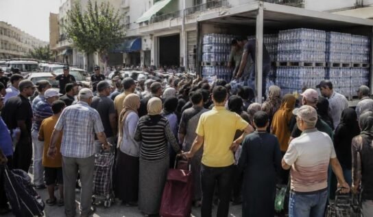 أزمة المياه المعبأة تتفاقم في تونس.. طوابير أمام نقاط التوزيع وشحّ في الأسواق