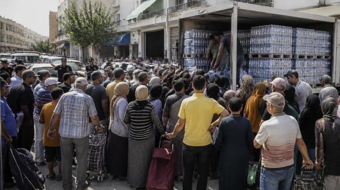 أزمة المياه المعبأة تتفاقم في تونس.. طوابير أمام نقاط التوزيع وشحّ في الأسواق