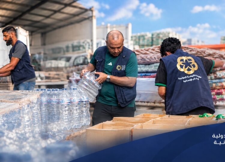 رصد وتنسيق وإمدادات وقوافل.. مؤسسة خليفة توسّع استجابتها لتداعيات السيول