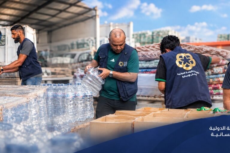 رصد وتنسيق وإمدادات وقوافل.. مؤسسة خليفة توسّع استجابتها لتداعيات السيول