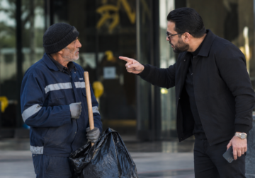 عامل النظافة وصاحب المال.. مشهد يعيد طرح سؤال الطبقية والاستعلاء