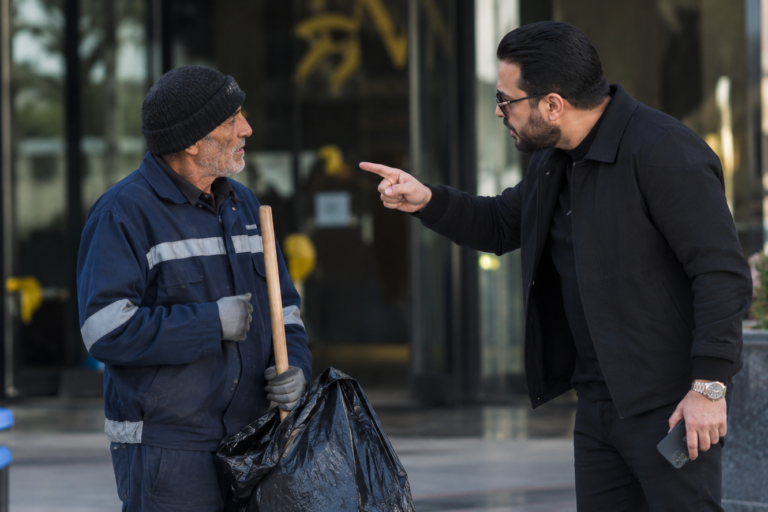 عامل النظافة وصاحب المال.. مشهد يعيد طرح سؤال الطبقية والاستعلاء