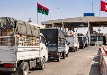 ضريبة غير معلنة على شاحنات البضائع بمعبر وازن تثير التساؤلات